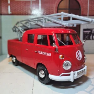 Volkswagen 1962 T1 Type 2 Fire Engine With Ladder 79584 Motormax 1:24